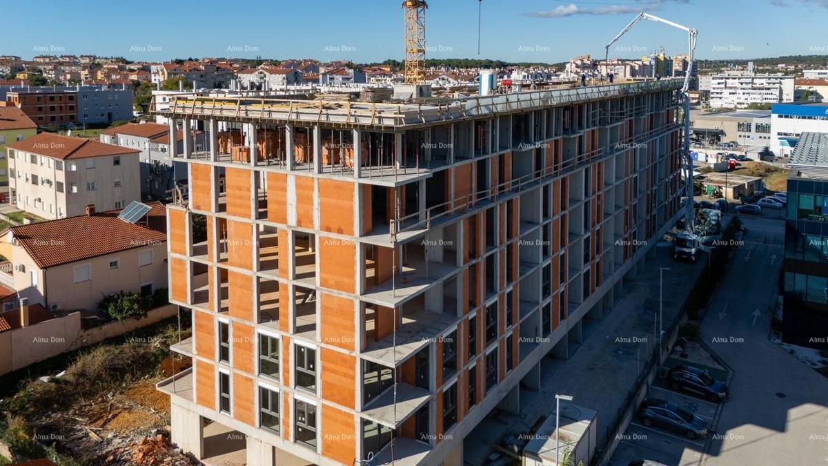 Pula! Edificio residenziale moderno con ascensore, vicino al centro. Appartamento con posto auto e cantina S84.