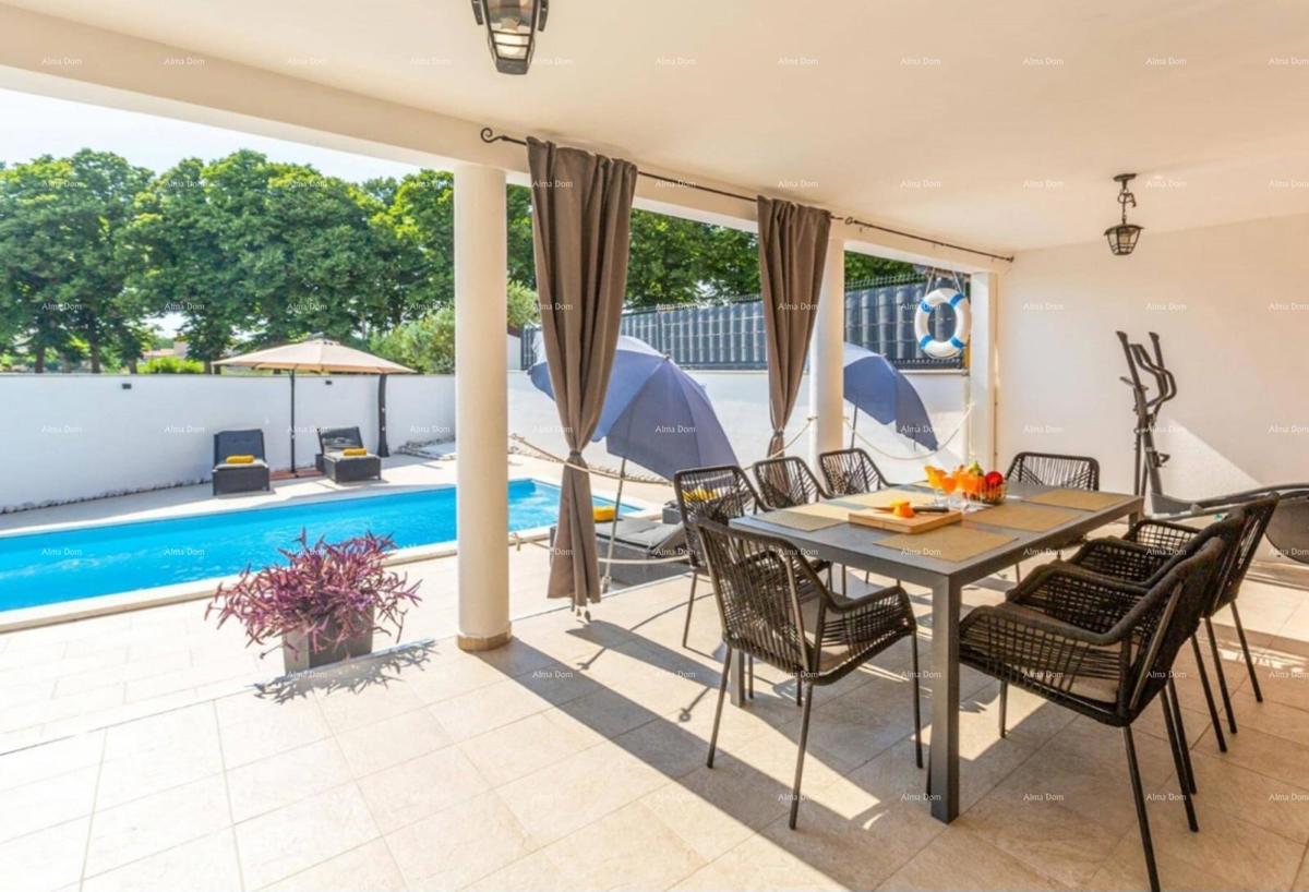 In Italian, the title "Prodaje se kuća MARČANA" translates to "In vendita casa MARČANA."