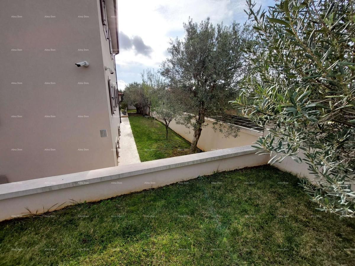 Casa moderna con due appartamenti, piscina coperta e ampio cortile