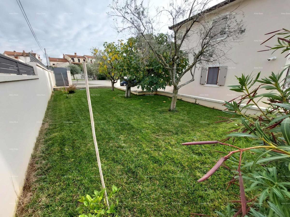 Casa moderna con due appartamenti, piscina coperta e ampio cortile