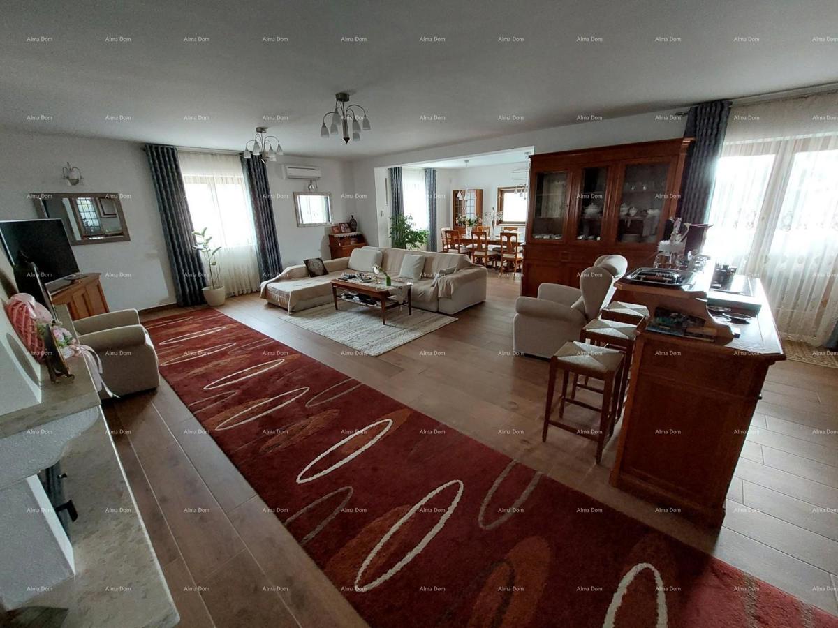 Casa moderna con due appartamenti, piscina coperta e ampio cortile