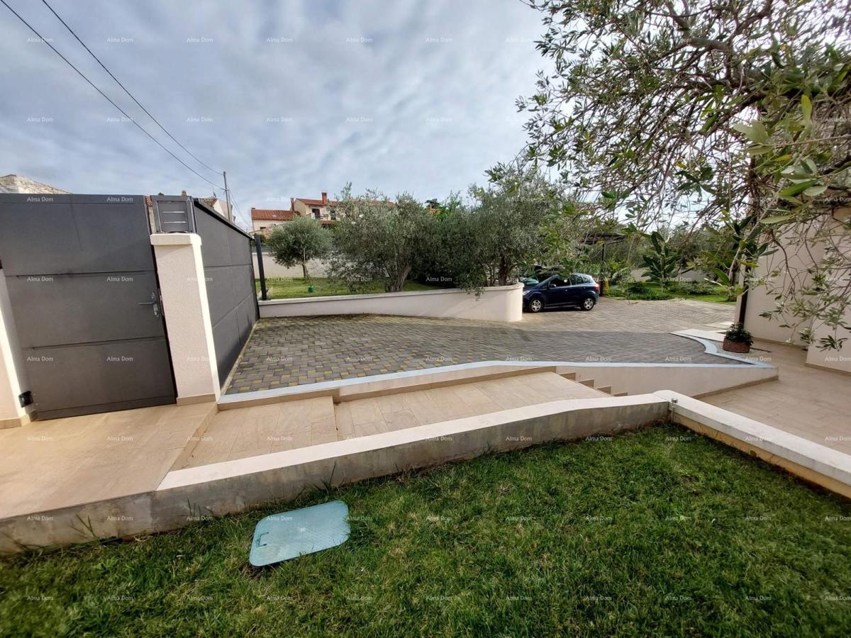 Casa moderna con due appartamenti, piscina coperta e ampio cortile