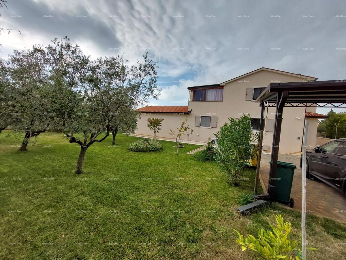 Casa moderna con due appartamenti, piscina coperta e ampio cortile