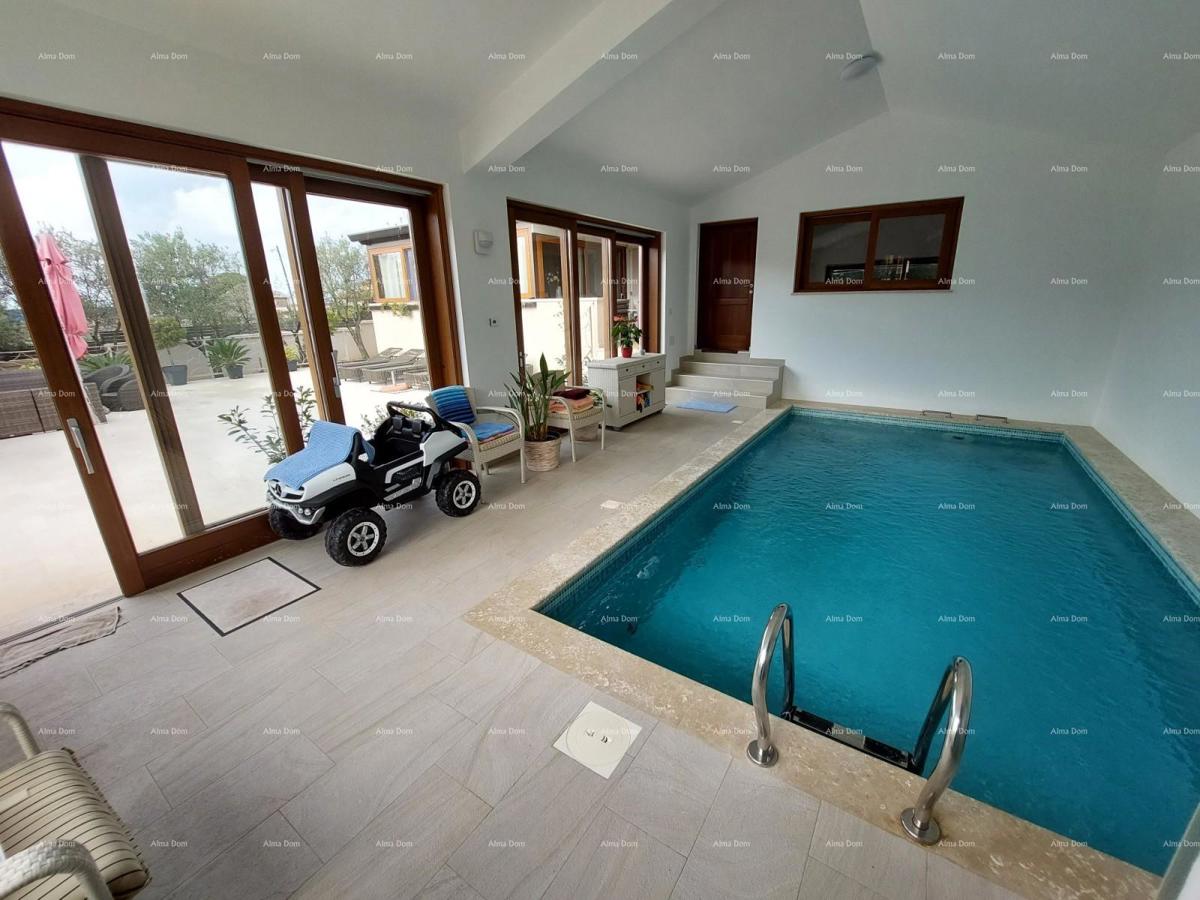 Casa moderna con due appartamenti, piscina coperta e ampio cortile