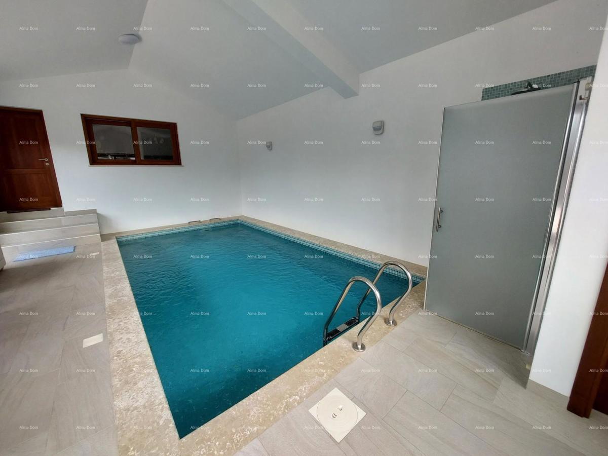 Casa moderna con due appartamenti, piscina coperta e ampio cortile