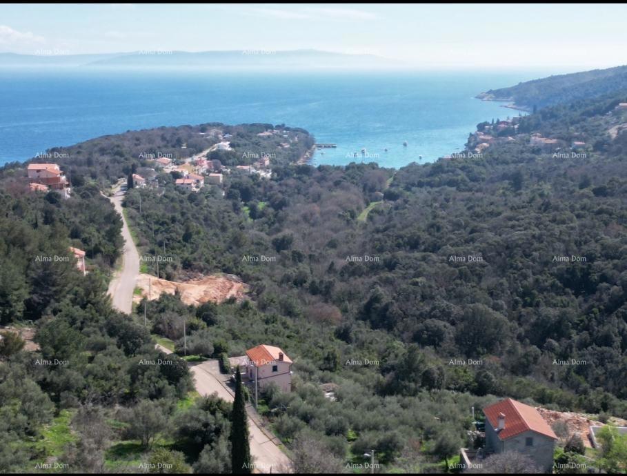 Terreno edificabile con rudere in vendita a Labin, con vista mare e progetto incluso.