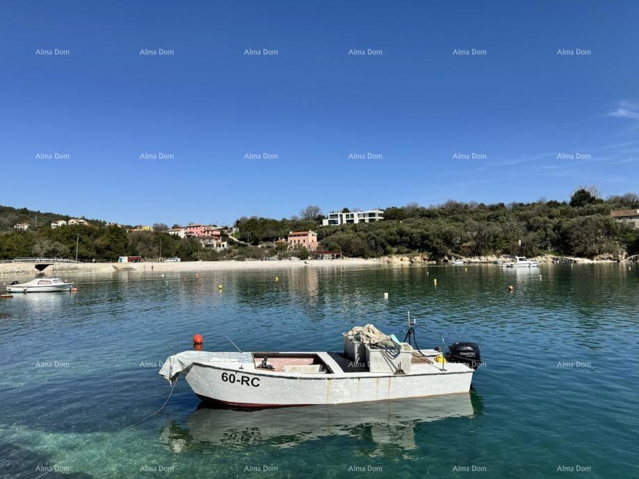 Terreno edificabile con rudere in vendita a Labin, con vista mare e progetto incluso.