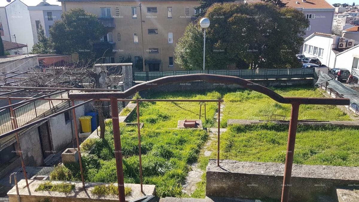 Pola! Una casa con due appartamenti e un ampio giardino.