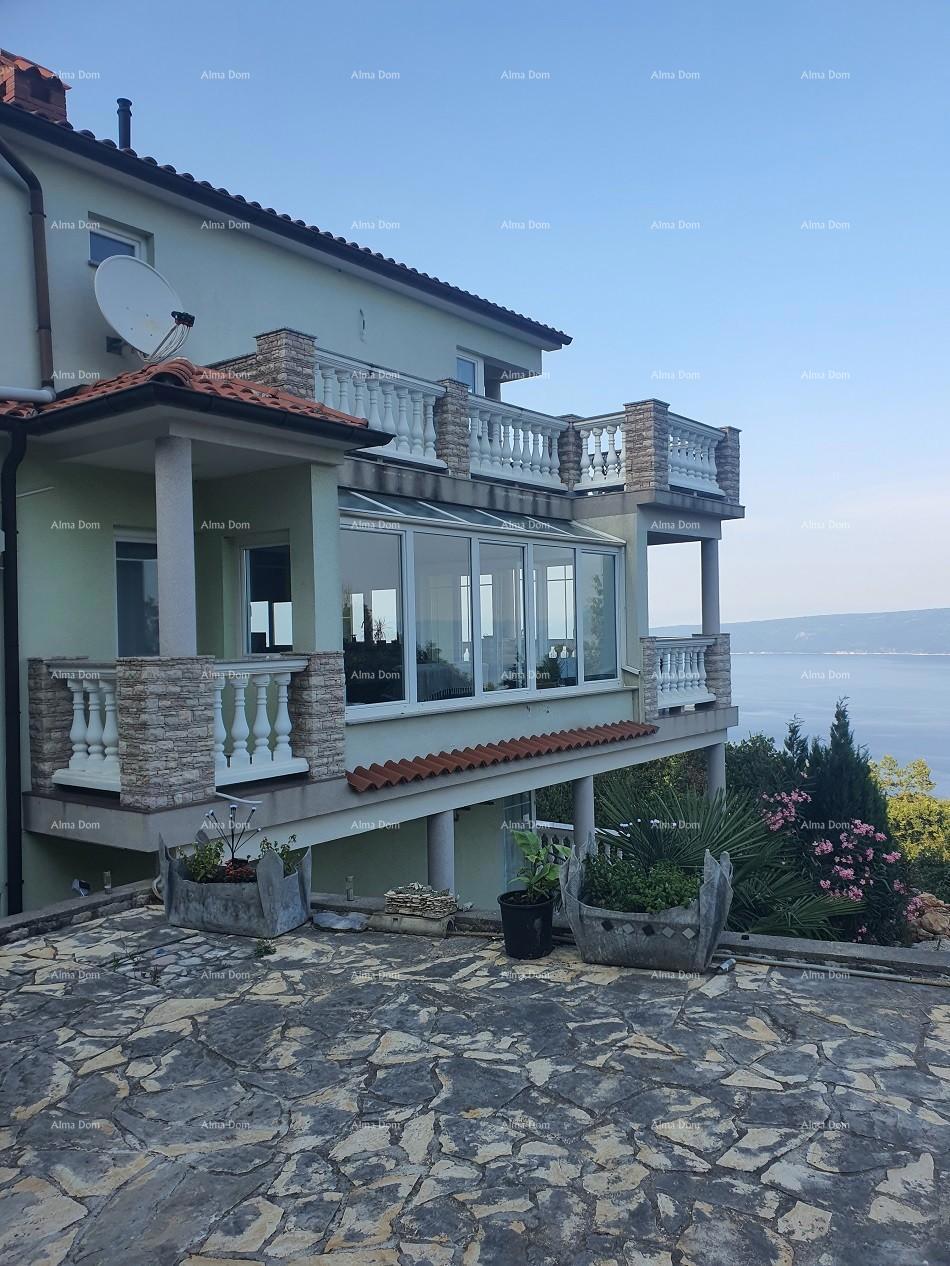 Casa con appartamenti vista mare