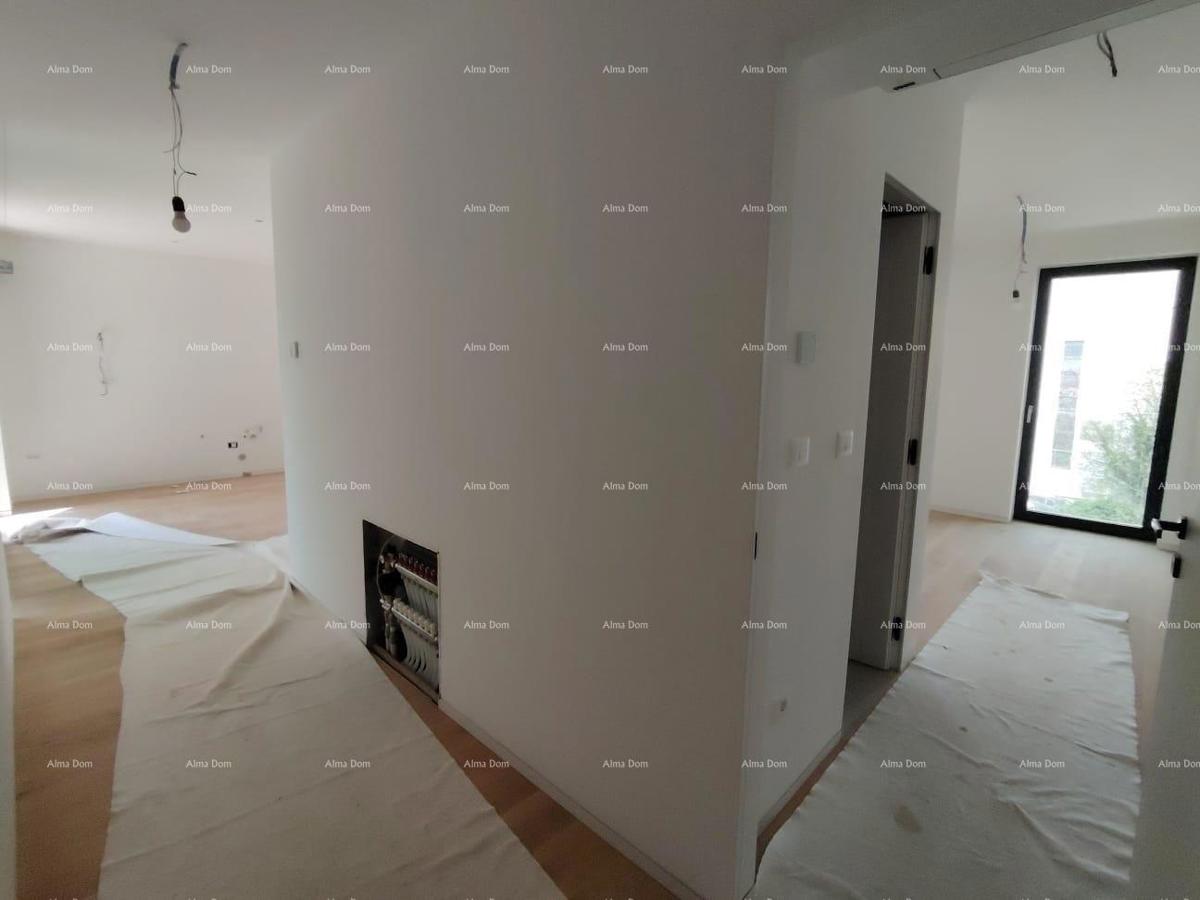 Appartamenti in vendita in un edificio residenziale e commerciale con vista mare, centro di Umago! / S9b