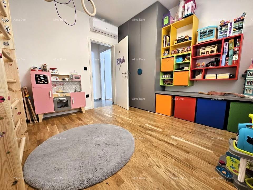Vendita di un appartamento modernamente arredato con garage e posto auto esterno, Umago!