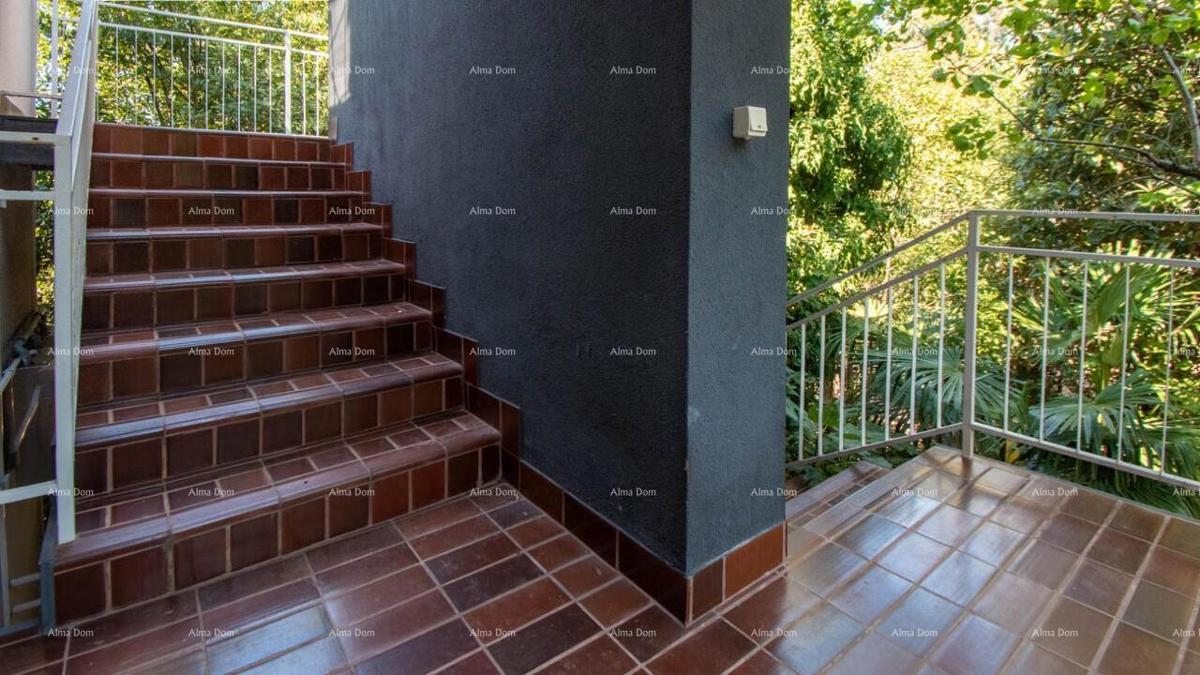 Lungomare – Pola, appartamento con ampia terrazza e giardino