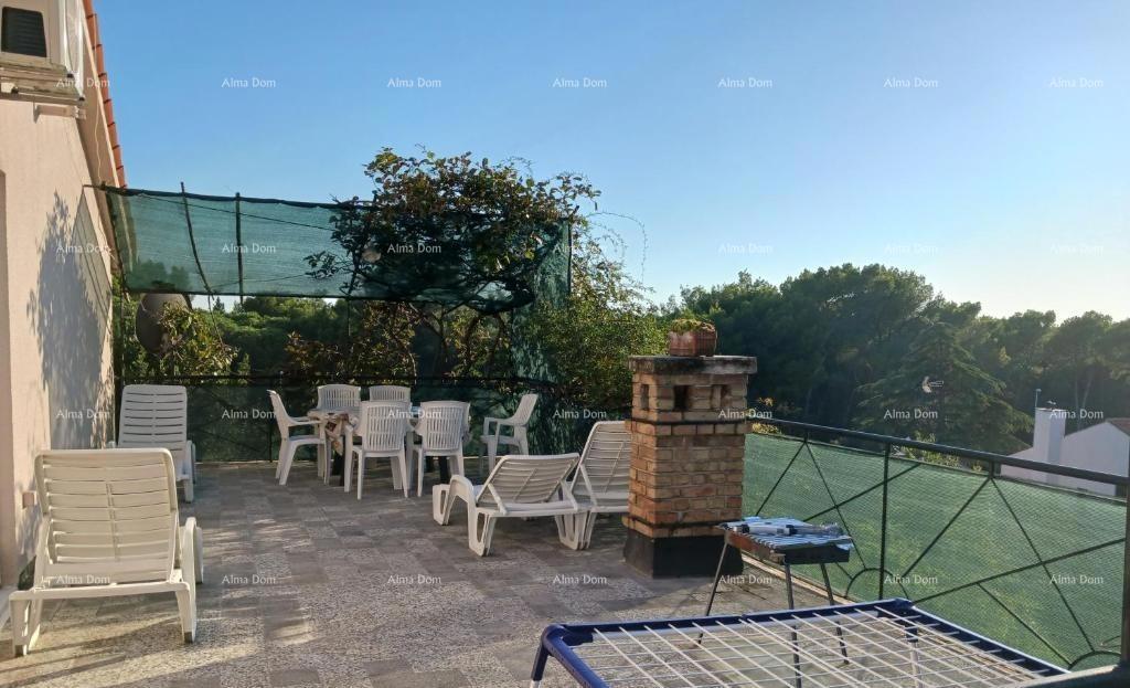 Lungomare – Pola, appartamento con ampia terrazza e giardino