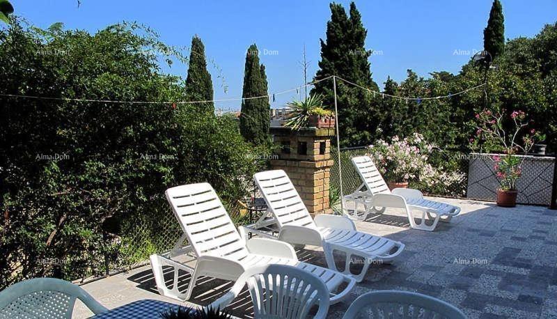 Lungomare – Pola, appartamento con ampia terrazza e giardino