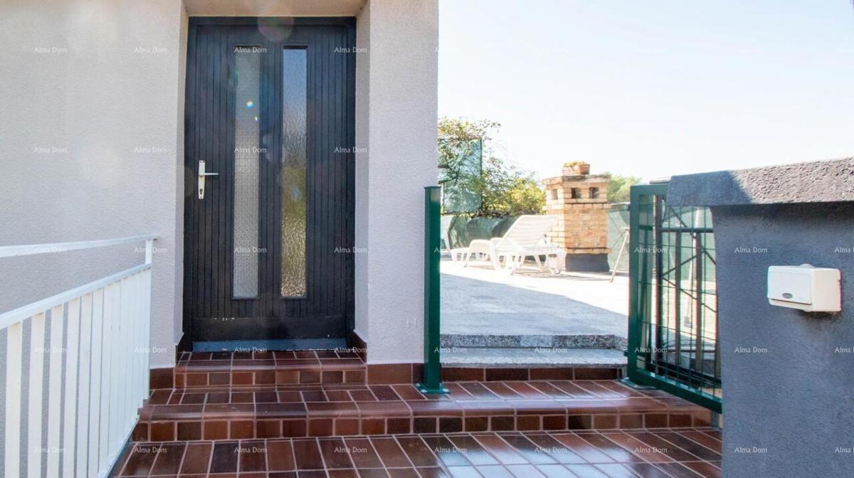 Lungomare – Pola, appartamento con ampia terrazza e giardino