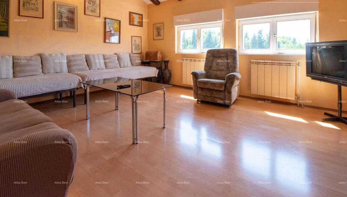 Lungomare – Pola, appartamento con ampia terrazza e giardino