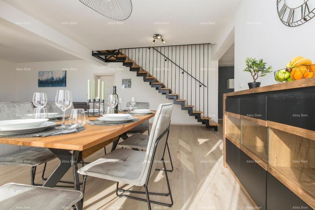 Bellissima villa indipendente con piscina a Raša, vicino al mare.