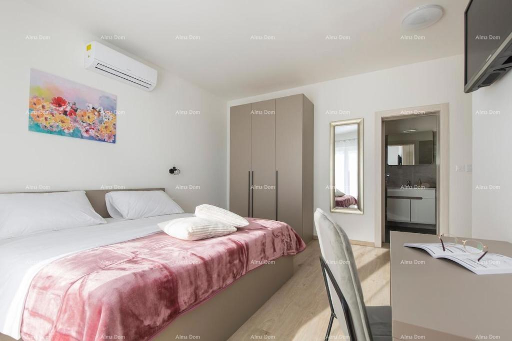 Bellissima villa indipendente con piscina a Raša, vicino al mare.