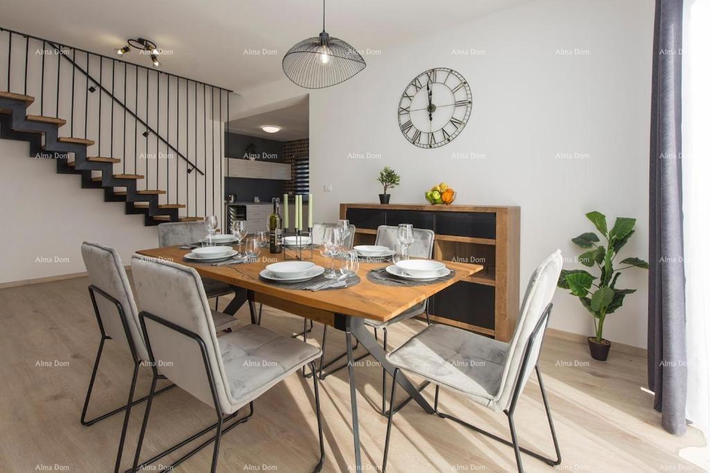 Bellissima villa indipendente con piscina a Raša, vicino al mare.