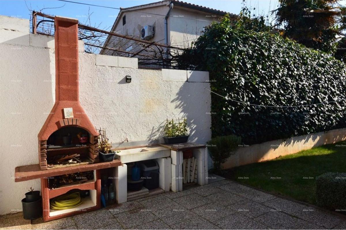 Prostrano stan s dvorištem, Tar