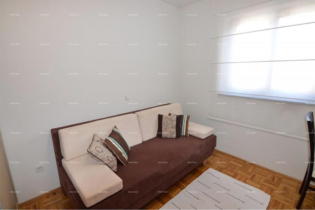 Prostrano stan s dvorištem, Tar