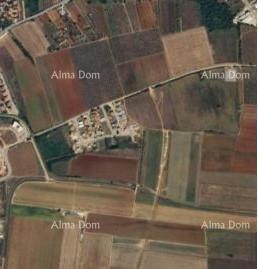 Terreno edificabile attraente per la costruzione di un edificio residenziale, Umago – 500 m dal mare!