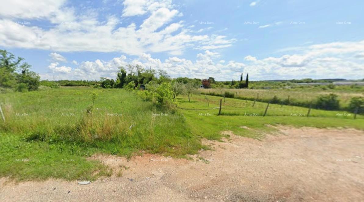 Terreno edificabile attraente per la costruzione di un edificio residenziale, Umago – 500 m dal mare!