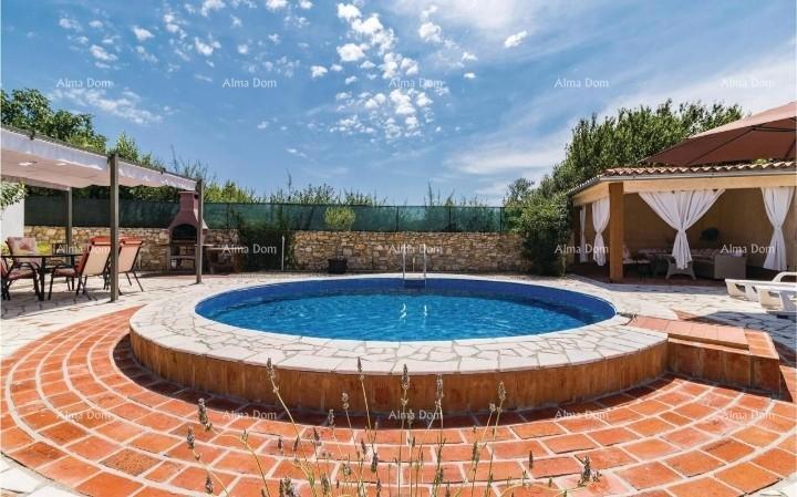 Casa con piscina in posizione tranquilla, Pula