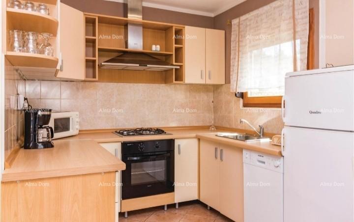 Casa con piscina in posizione tranquilla, Pula