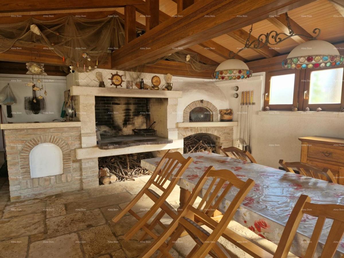 UMAGO - Spaziosa casa con ampio giardino, prima fila al mare