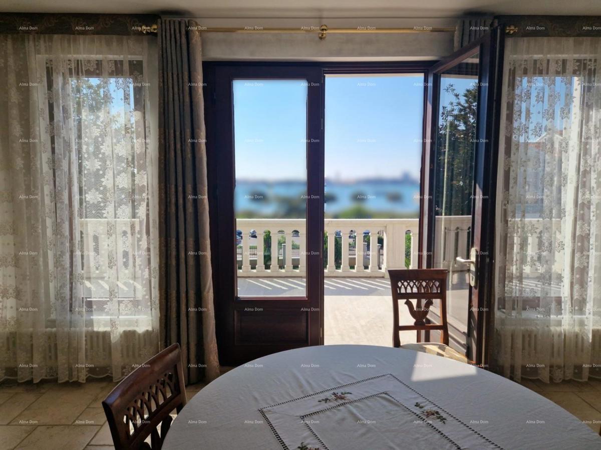 UMAGO - Spaziosa casa con ampio giardino, prima fila al mare