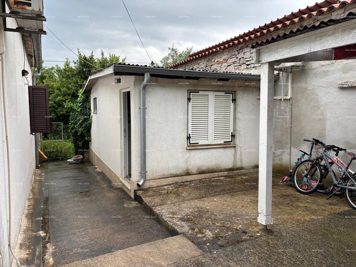 POLA - casa in ottima posizione (2 spazi separati)