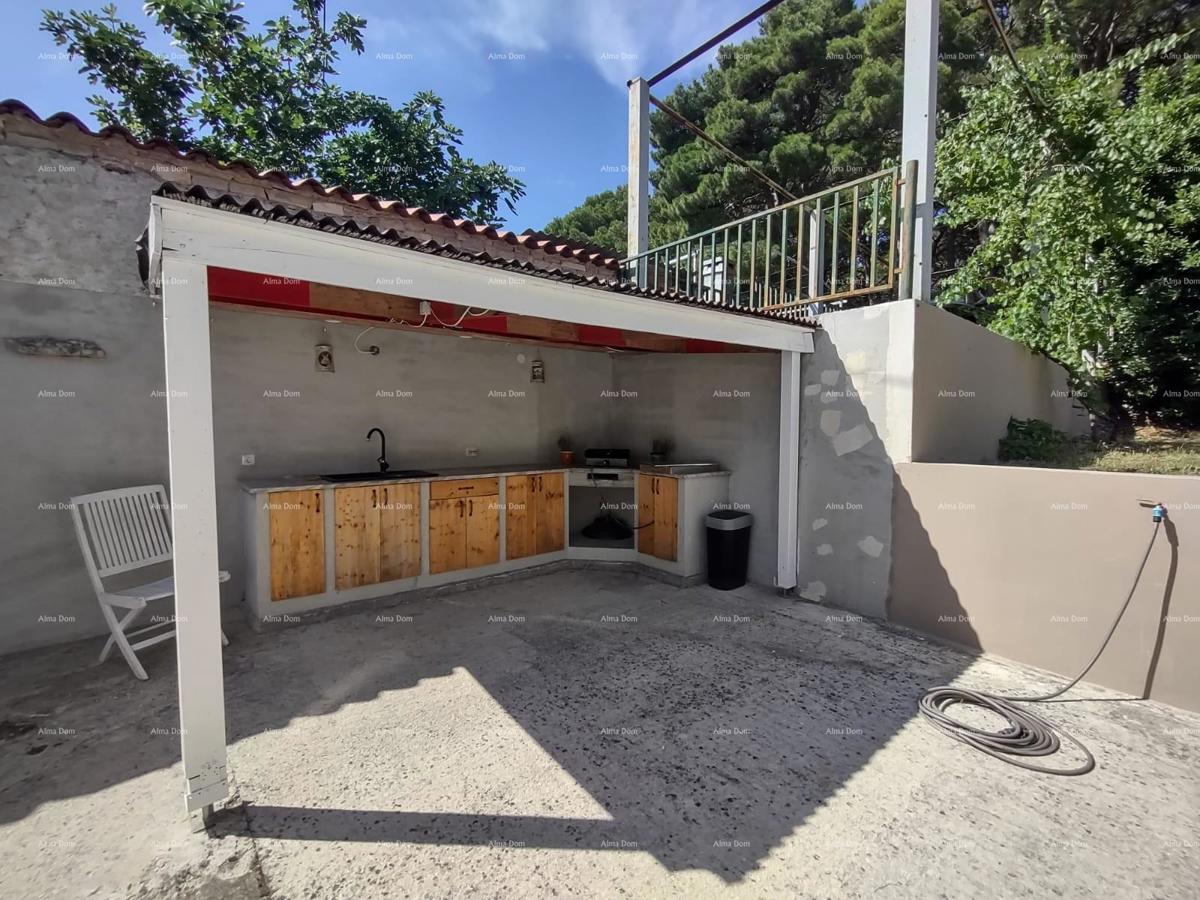 POLA - casa in ottima posizione (2 spazi separati)