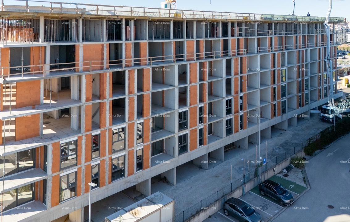 Pula! Edificio residenziale moderno con ascensore, vicino al centro. Appartamento con posto auto e cantina. S77