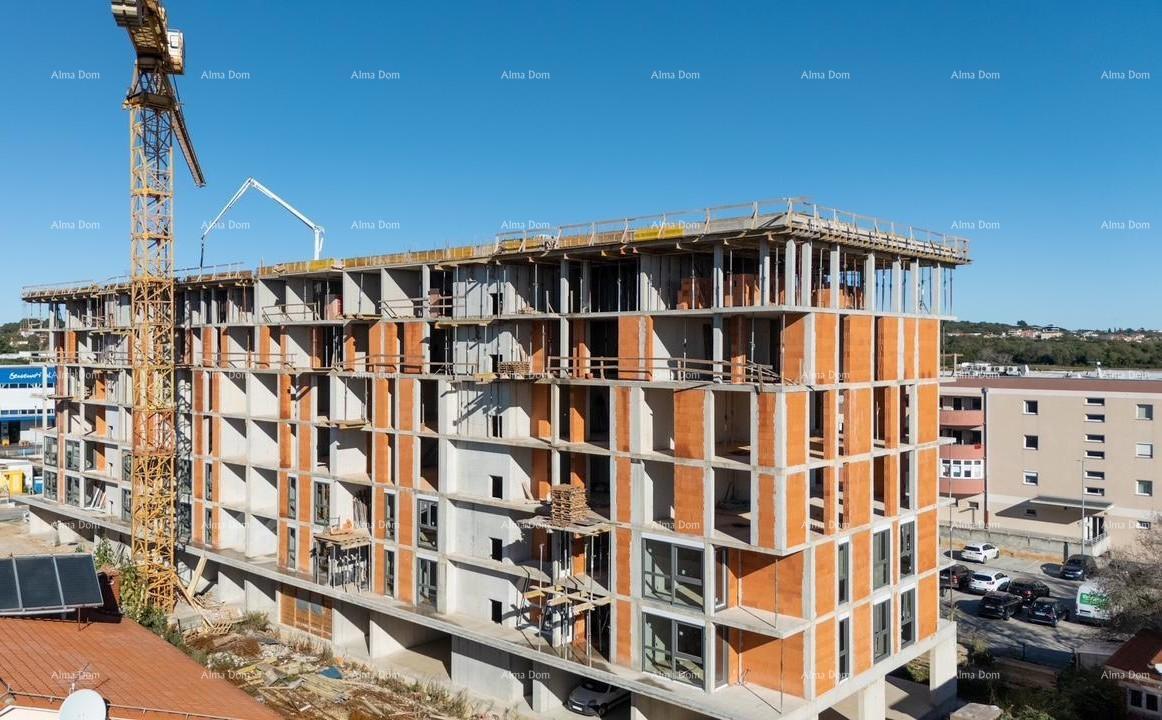 Pula! Edificio residenziale moderno con ascensore, vicino al centro. Appartamento con posto auto e cantina. S77