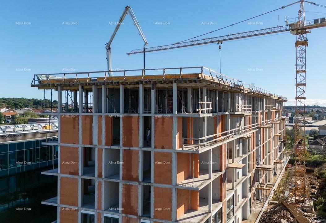 Pula! Edificio residenziale moderno con ascensore, vicino al centro. Appartamento con posto auto e cantina. S77