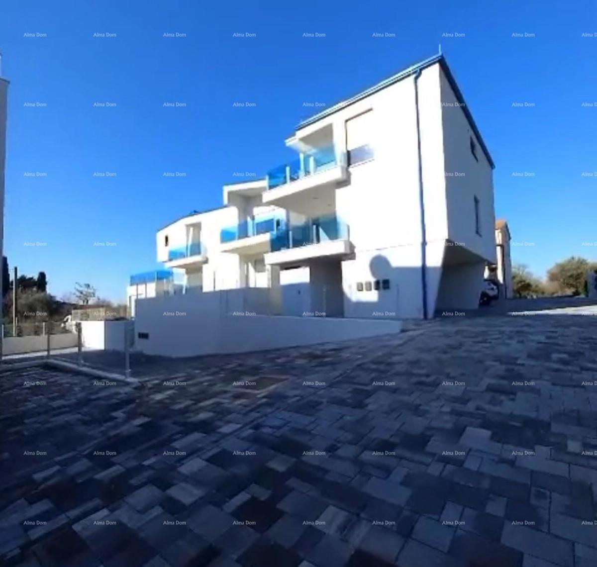 Appartamento moderno nel blocco A con giardino e posto auto, vicinanza a Umago!