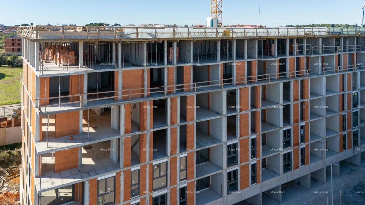 Pula! Edificio residenziale moderno con ascensore, vicino al centro. Appartamento con ampio posto auto S78