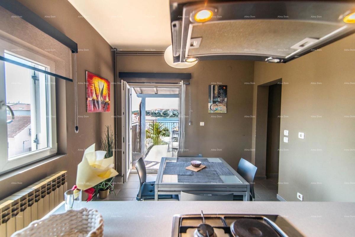 Vendita - Bellissima casa con appartamenti e ristorante, Pola! Vista mare!