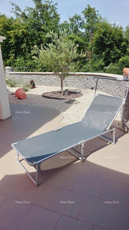 Casa con vista mozzafiato sulle montagne, terrazza, giardino, barbecue e parcheggio privato.