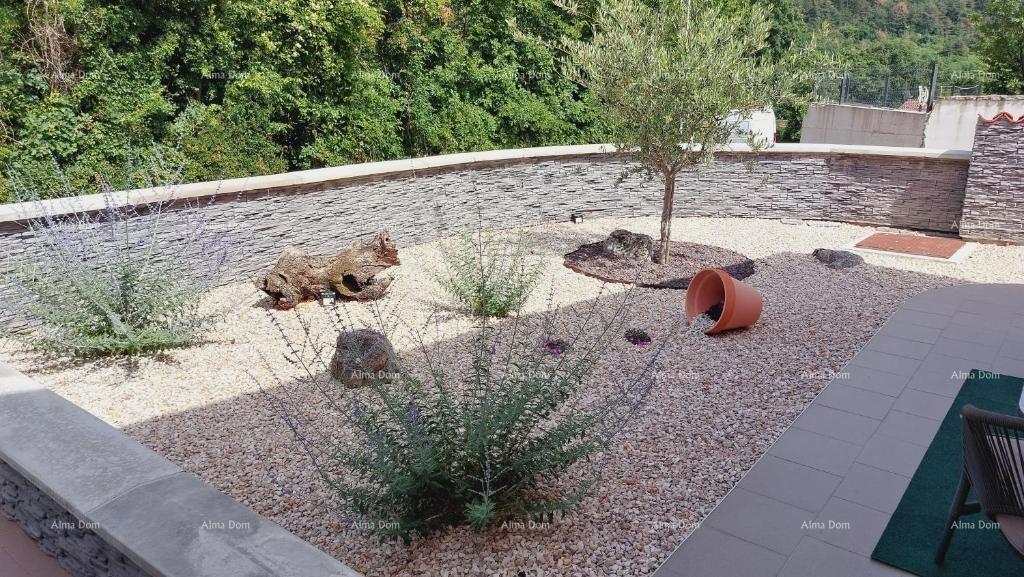 Casa con vista mozzafiato sulle montagne, terrazza, giardino, barbecue e parcheggio privato.