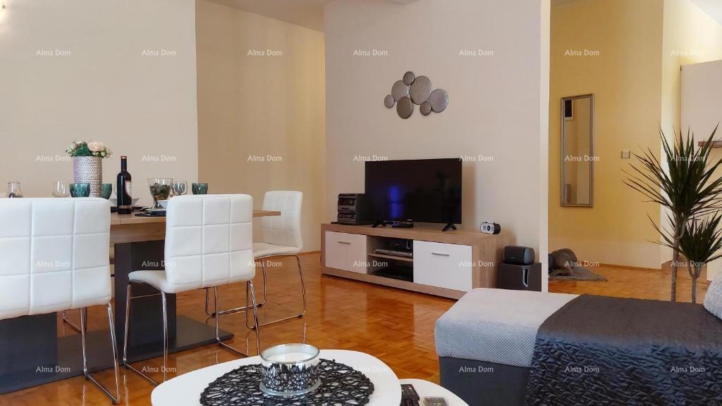 Casa con vista mozzafiato sulle montagne, terrazza, giardino, barbecue e parcheggio privato.