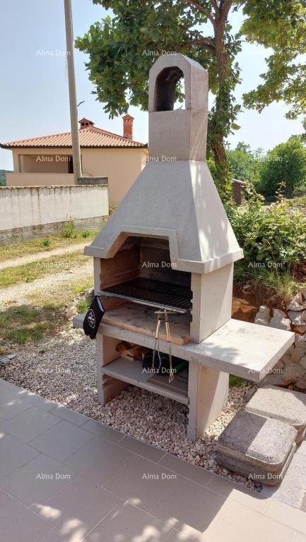 Casa con vista mozzafiato sulle montagne, terrazza, giardino, barbecue e parcheggio privato.