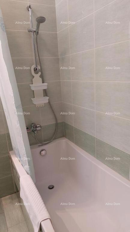 Casa con vista mozzafiato sulle montagne, terrazza, giardino, barbecue e parcheggio privato.