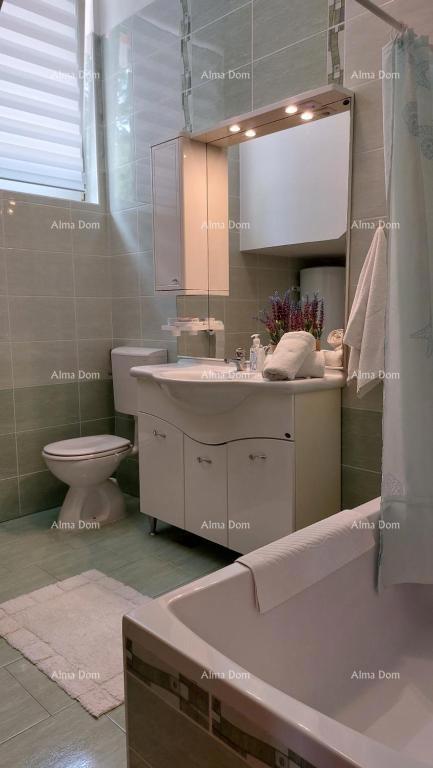 Casa con vista mozzafiato sulle montagne, terrazza, giardino, barbecue e parcheggio privato.