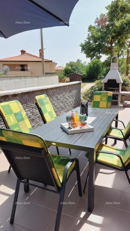 Casa con vista mozzafiato sulle montagne, terrazza, giardino, barbecue e parcheggio privato.