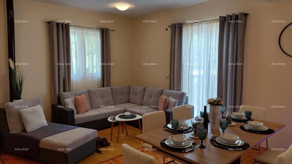 Casa con vista mozzafiato sulle montagne, terrazza, giardino, barbecue e parcheggio privato.