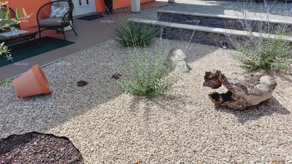 Casa con vista mozzafiato sulle montagne, terrazza, giardino, barbecue e parcheggio privato.