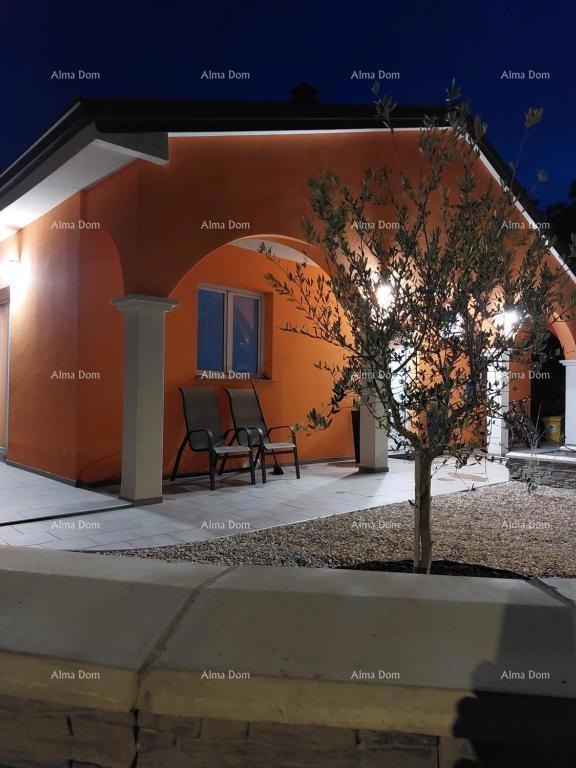 Casa con vista mozzafiato sulle montagne, terrazza, giardino, barbecue e parcheggio privato.