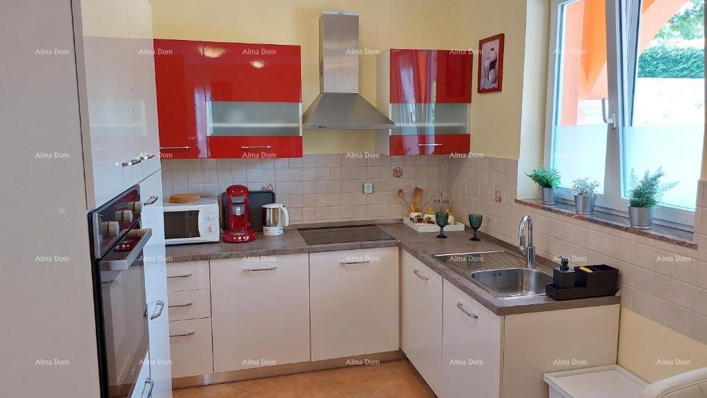 Casa con vista mozzafiato sulle montagne, terrazza, giardino, barbecue e parcheggio privato.